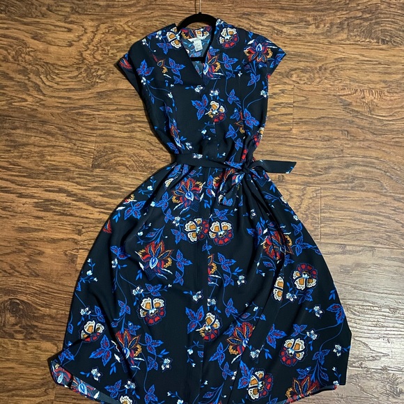 H&M Dresses & Skirts - Mid length dress with waist tie